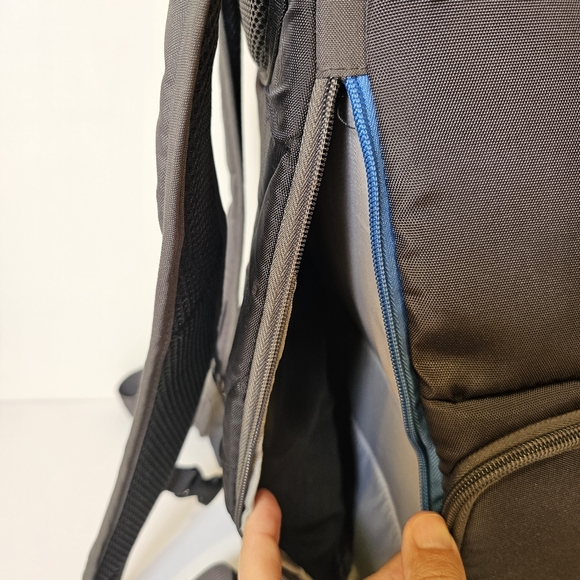 Case Logic grey small side access camera backpack - Picture 8 of 14